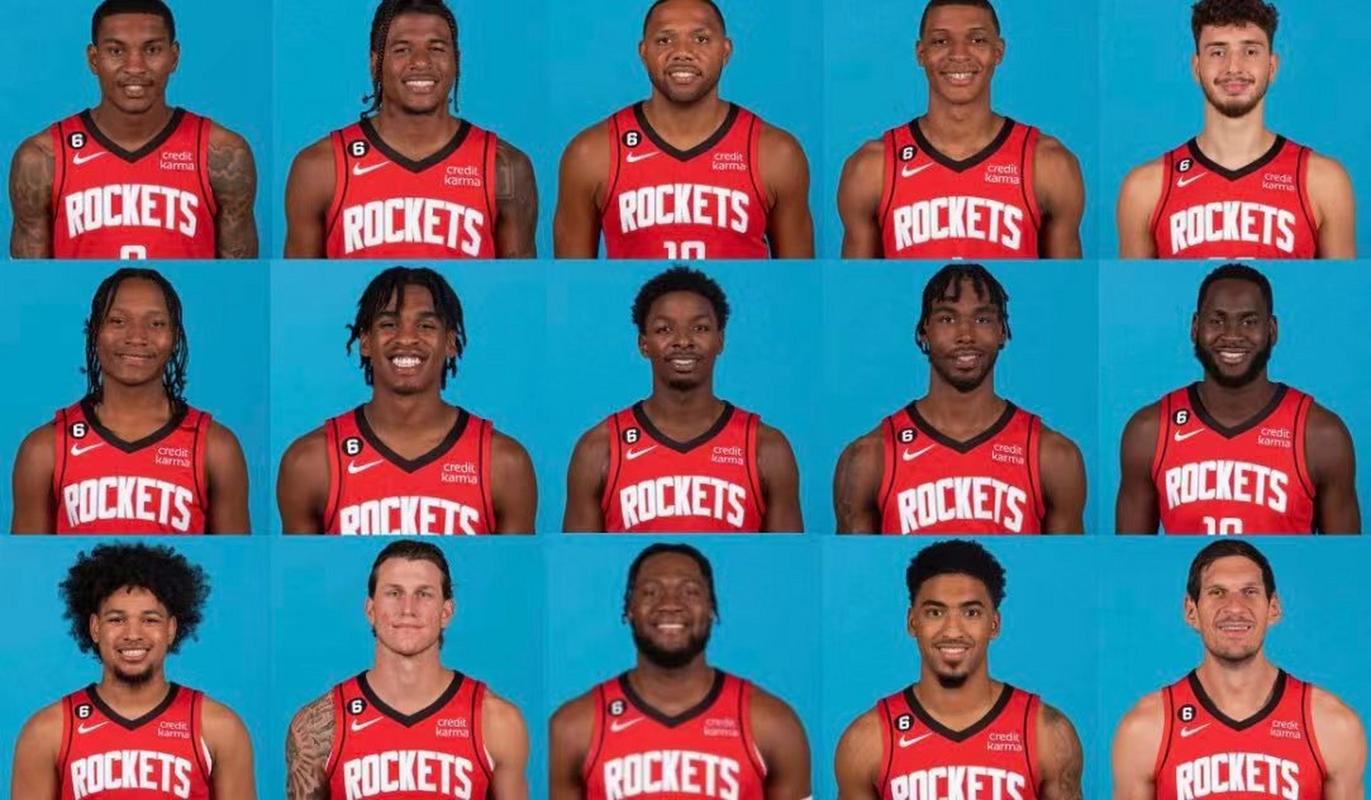 给爷整笑了，曼奇尼假意亲吻布鲁马多，将布鲁马多逗笑（曼奇尼作势亲吻布鲁马多，逗得对方当场大笑）