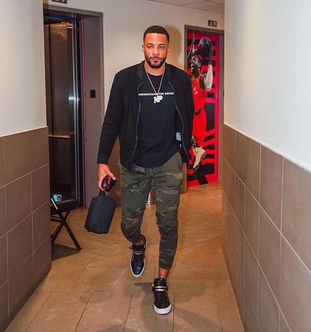 左右脚开弓 欧冠双响+MVP！前曼联天才乱杀：20场13球4助（欧冠梅开二度当选MVP，前曼联天才左右开弓：20战13球4助）