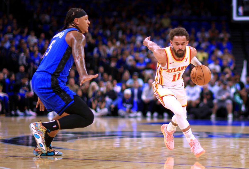 中场核心破门后致敬球迷，感人一幕（中场大将建功后向球迷致意，暖心一刻）