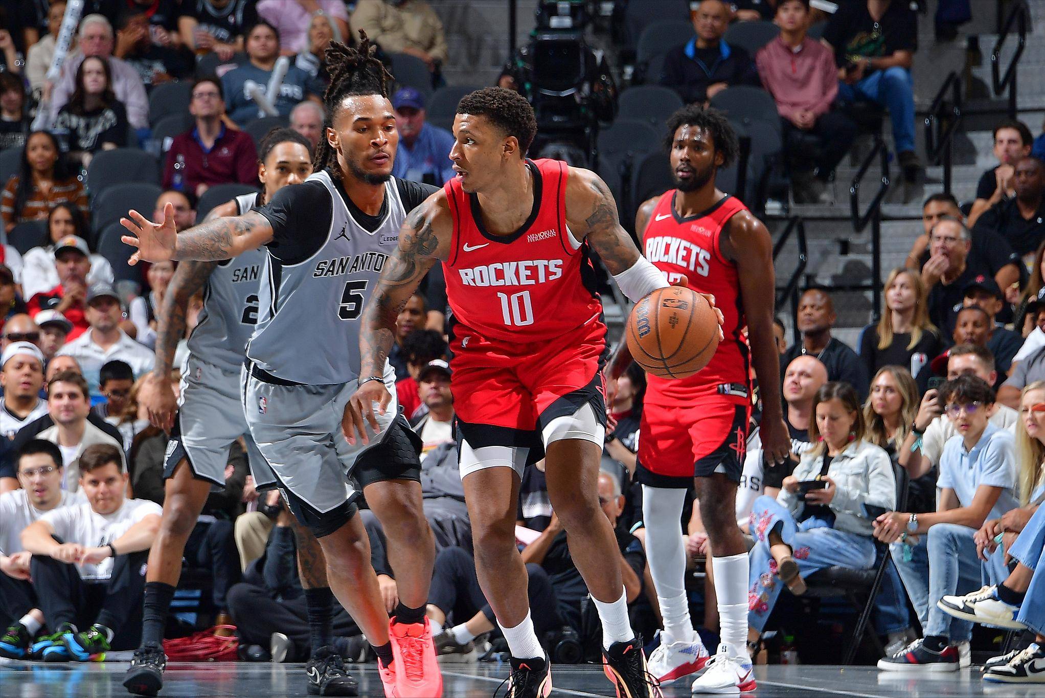 曼联迎战西汉姆联：德利赫特缺阵，阿莫林调整阵容（曼联战西汉姆联：德利赫特无缘出场，阿莫林调整首发）