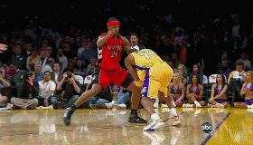 爱德华兹上半场5中3&6罚6中拿到12+3+3+2 出现4次失误&正负值-14（爱德华兹半场数据：5投3中、6罚全中，12分3篮板3助攻2抢断，4次失误，正负值-14）