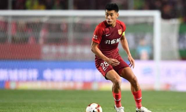 鹈鹕主帅：奎因这种能攻能传的中锋很少见，他成功迈出一大步（鹈鹕主帅盛赞奎因：攻传兼备的稀有中锋，已迈出关键一步）