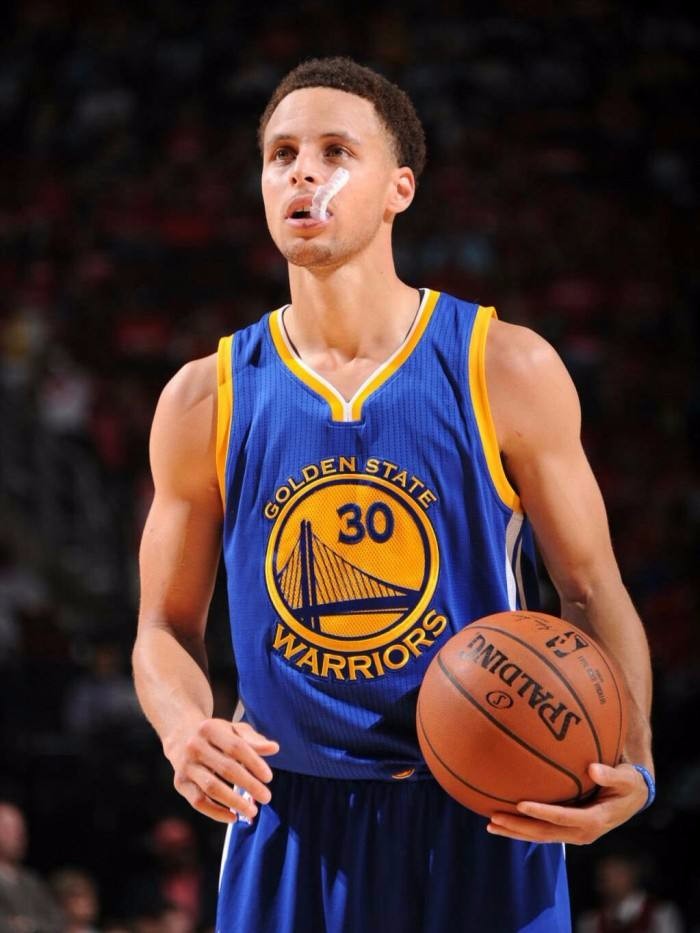 球星用表现撑起一片天（巨星凭实力扛起全场）