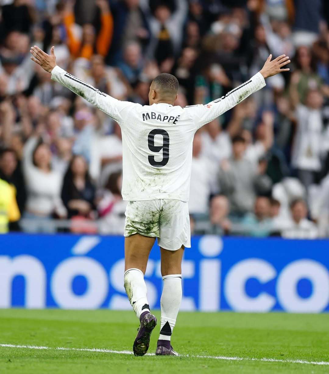 伯纳乌变装，现代化球场伯纳乌＂秒变＂橄榄球比赛场地（伯纳乌华丽变身：现代化球场一键切换橄榄球赛场）