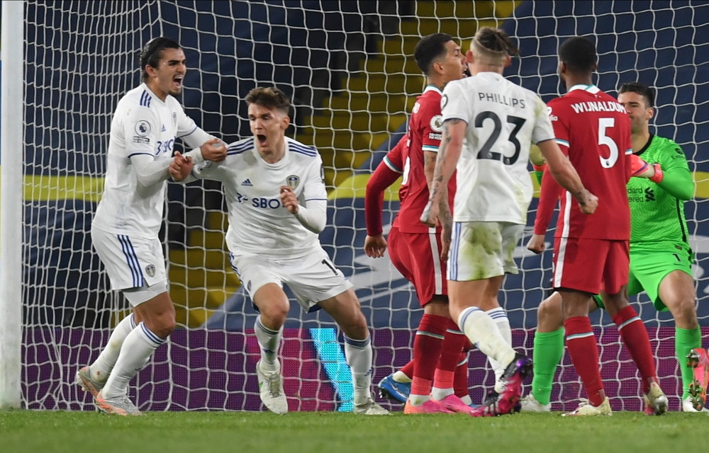 半场战报：格拉斯哥流浪者0-2罗马，佩莱格里尼、苏莱破门（半场：罗马2-0领先格拉斯哥流浪者，佩莱格里尼与苏莱建功）