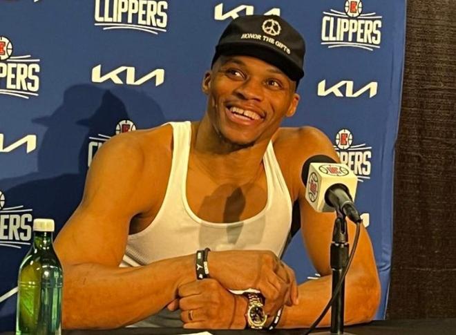 库兹马半场9中7轰18分，第二节独砍14分带队追分（库兹马半场9投7中砍18分，次节独取14分率队追赶）