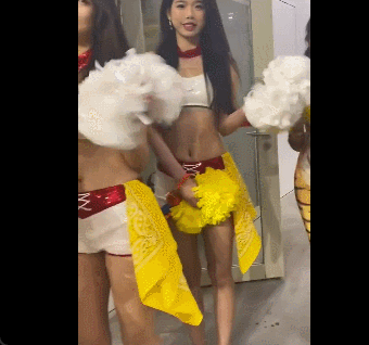 世体：巴萨球员首次踏上新诺坎普的草坪，进行训练并合影留念（世体：巴萨将士首度踏上新诺坎普草皮，开展训练并合影纪念）