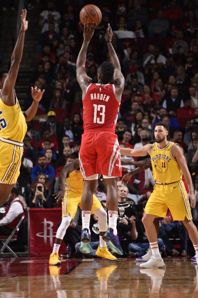 手感热得发烫！拉文半场三分7中6独砍29分5篮板（拉文半场火力全开：三分7投6中，豪取29分5板）