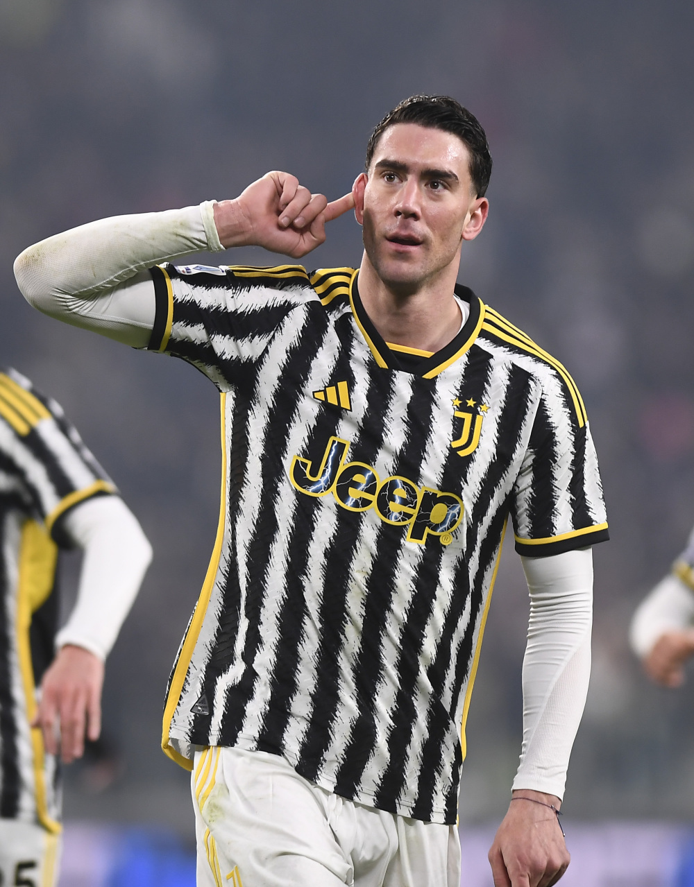 克拉克森半场高效表现，为球队奠定基础（克拉克森半场表现抢眼，助球队打下坚实基础）