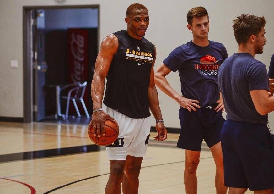 埃奇库姆成76人队史最年轻得分20+助攻5+且0失误球员（埃奇库姆创队史纪录，成为76人最年轻完成20+分、5+助攻且零失误的球员）