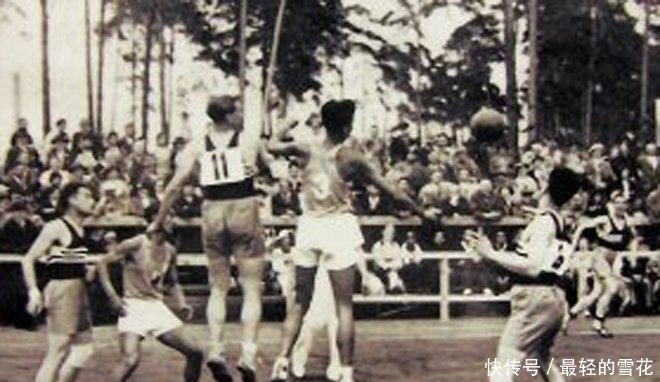 美国演员约翰尼-德普现场观看博卡比赛，并与里克尔梅合影（美国影星约翰尼·德普现身博卡比赛，与里克尔梅合影）