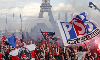 这位前锋的跑动太勤快了（这名前锋的跑动十分积极）