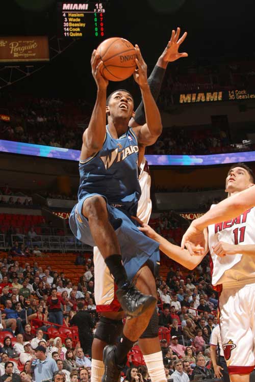 第一节比赛还剩30.3秒！首钢叫暂停，江苏22比28北京（首节还剩30.3秒，首钢请求暂停：江苏22-28北京）