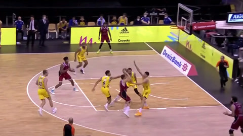 美网友：里夫斯没防守／高端局不行&用他换字母 湖人没詹姆斯更好（美网友热议：里夫斯防守拉胯、高强度不顶用，主张用他换字母哥并称无詹湖人更好）